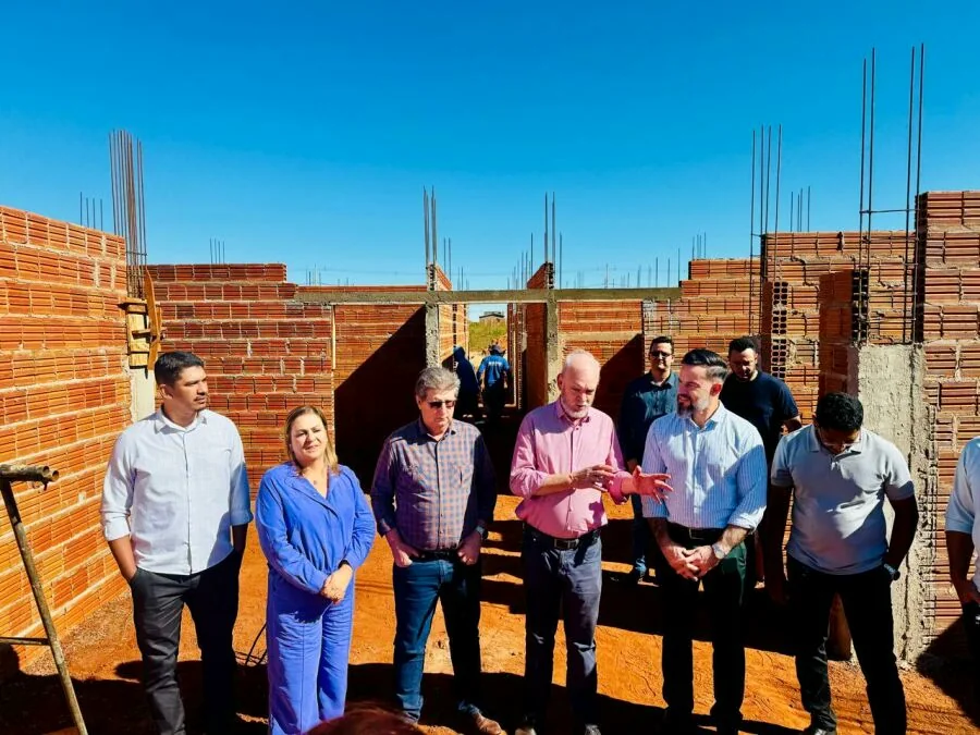 Defensor Ernany acompanha visita técnica a obra pública
